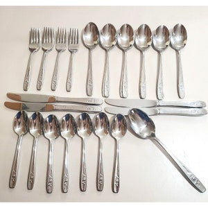 Peut inclure: Un ensemble de couverts avec un motif floral. L'ensemble comprend des fourchettes, des cuillères et un couteau à beurre. Les couverts sont en acier inoxydable et ont une finition polie.