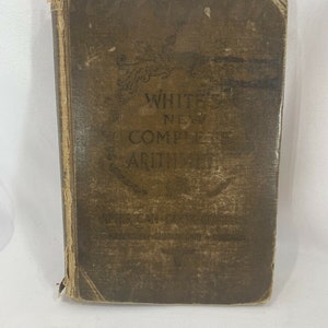 Puede incluir: Un libro vintage marrón con el título "White's New Complete Arithmetic" en la portada.