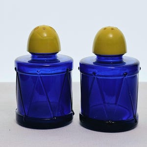 Hazel Atlas Drums Salt Pepper Shakers Cobalt Glass blue 3&quot; yellow lid vtg