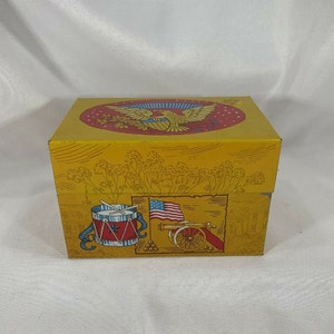 Vintage Syndikat Mfg Co. Metall Rezeptbox Gelb W/ Liberty Bell Adler USA Flagge