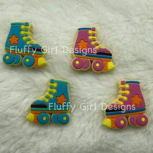 Puede incluir: Cuatro abalorios de patines de colores con ruedas amarillas y un diseño de estrella. Los abalorios están hechos de un material suave y flexible y son perfectos para añadir un toque divertido y juguetón a tus zapatos o bolso.