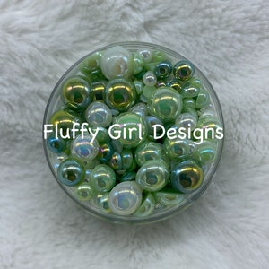 Pedrería verde, pedrería, pedrería de perlas AB con espalda plana, pedrería de espalda plana con perlas blancas, perla verde, tamaños mixtos de 3 mm-10 mm, 2 oz. Bolsa