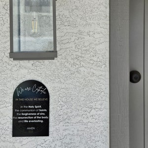 Nous sommes catholiques plaque extérieure grande médaille Saint-Benoît miséricorde divine signe de foi de Guadalupe jardin extérieur saint porte maison maison bénédiction