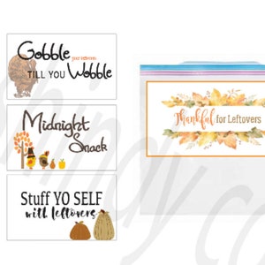 Op de afbeelding: Vier printbare Thanksgiving-thema labels voor voedselbewaarzakken. De labels zeggen "Gobble till you wobble", "Midnight Snack", "Stuff yo self with leftovers" en "Thankful for leftovers".