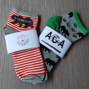 company logo sock wrap gift ⎜ custom socks gifts ⎜ wrappers ⎜ corporate branding logos party giveaways favors ⎜ gala fundraiser sleeves