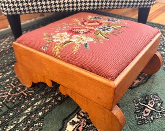 Poggiapiedi vintage con ricamo floreale • Sgabello da camino in legno massello fatto a mano • Poggiapiedi in arazzo di lana stile metà secolo, cottagecore, boho