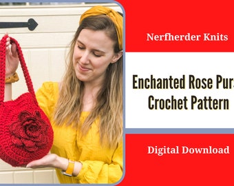 Pode incluir: Uma mulher segura uma bolsa de crochê vermelha com um grande desenho de rosa. A bolsa tem uma alça longa. O texto na imagem diz "Nerfherder Knits Enchanted Rose Purse Crochet Pattern Digital Download".