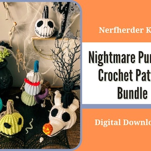 Pode incluir: Um conjunto de cinco enfeites de abóbora de crochê com personagens do filme O Estranho Mundo de Jack. As abóboras são de várias cores, incluindo verde, branco, preto e vermelho. Os enfeites estão dispostos em uma mesa com uma teia de aranha preta e um caldeirão no fundo. O texto "Nightmare Pumpkin Crochet Pattern Bundle" e "Digital Download" é exibido em um fundo azul e laranja.