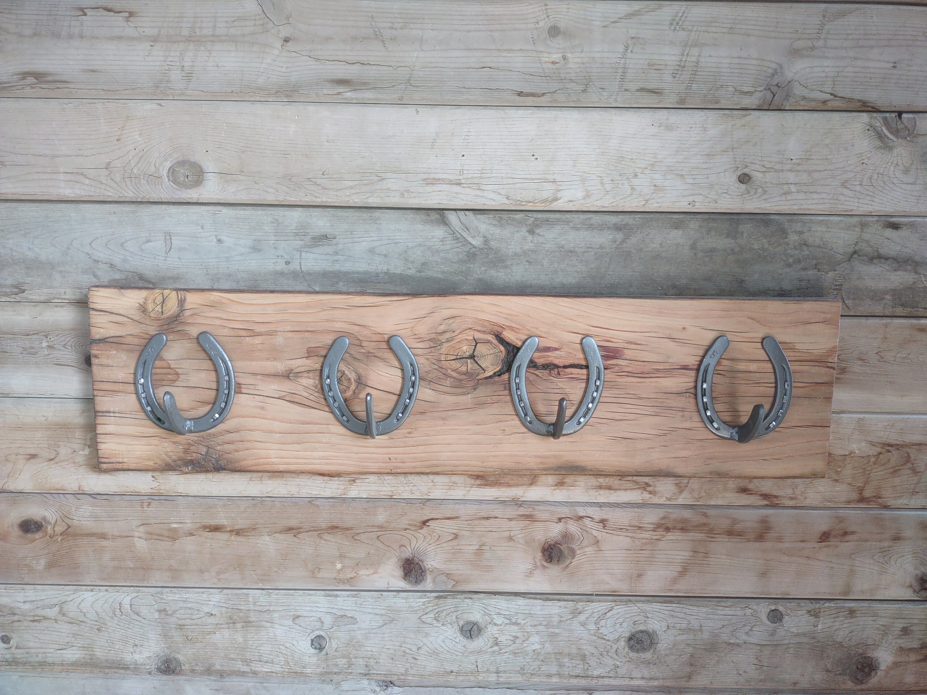 Barn wood coat rack with horseshoe hooks España