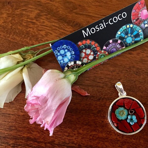 Pendentif rond en mosaïque pâte de verre et fleur de verre