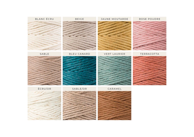 Peut inclure: Une collection de 12 bobines de cordon en coton de diff&eacute;rentes couleurs, dont beige, blanc, jaune, rose, marron, bleu, vert et rouge. Les bobines sont dispos&eacute;es en trois rang&eacute;es de quatre. Chaque bobine porte une &eacute;tiquette avec le nom de la couleur en fran&ccedil;ais.
