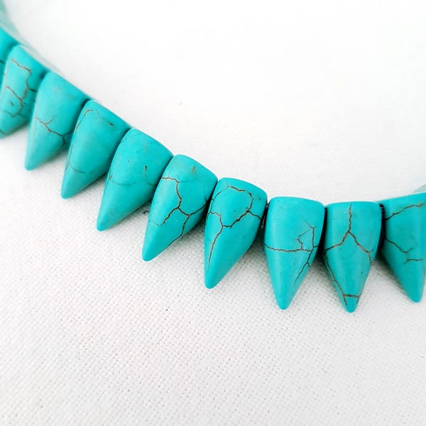 Chapelet de 50 perles, cabochons triangulaires imitation turquoise avec 4 trous