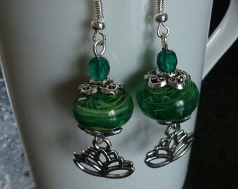 boucles d'oreilles perles verre filé au chalumeau vert emeraude,toupie vert emeraude,breloque nénuphar argenté montées sur crochets argentés