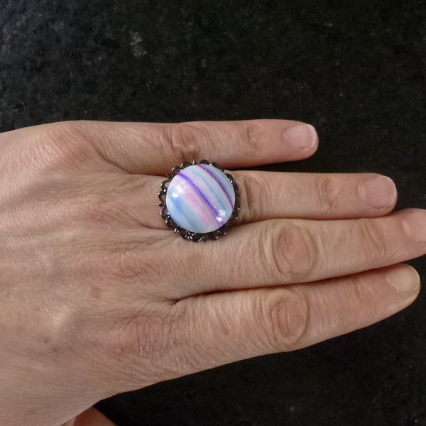 bague ajustable avec plateau filigrané en métal gun métal avec cabochon rond en pate polymère/fimo dans un dégradé de rose/mauve/violet