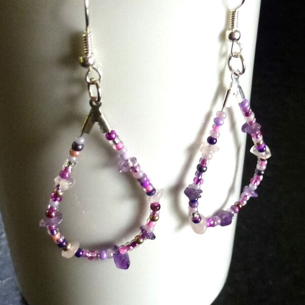 boucles d'oreilles ovales avec perles de rocailles camaïeu rose et chips de quartz rose et d'améthyste, montées sur support en métal argenté