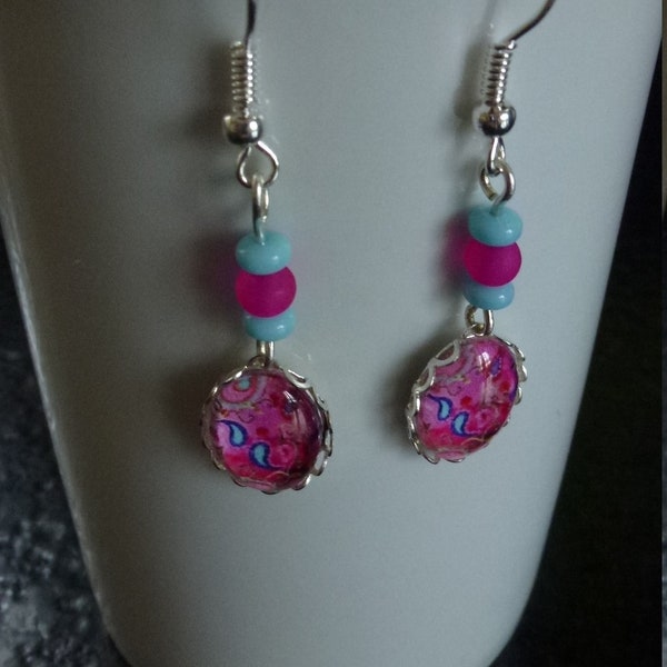 boucles d'oreilles avec cabochons ovales motif cachemire fuchsia/bleu, perles givrées fuchsia, perles rondelles bleues montées sur crochets