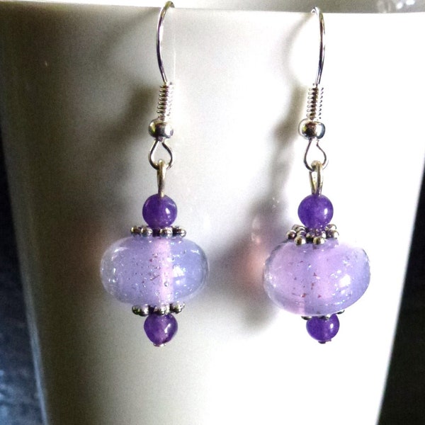 boucles d'oreilles avec perles filées au chalumeau verre dichroïque violet clair, perles rondes améthyste véritable, crochets métal argenté