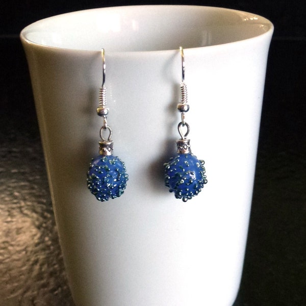 boucles d'oreilles perles ovales en verre filé au chalumeau bleu foncé avec grains bleu argent irisé,perles intercalaires argentées,crochets