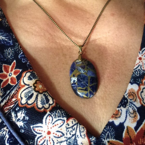 collier avec cabochon ovale en cuivre et sodalite (pierre naturelle bleue), monté en pendentif sur bélière et chaîne métal couleur bronze