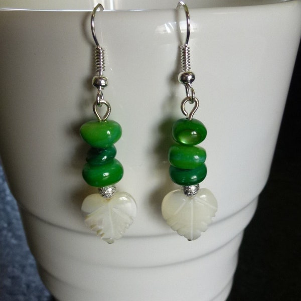boucles d'oreilles réalisées avec perles nuggets vertes en nacre, feuilles blanches en nacre et perles rondes stardust en métal argenté