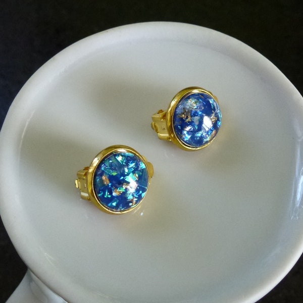 clips pour oreilles non percées avec cabochons ronds fond bleu foncé, paillettes bleu clair irisé et doré montés sur supports en métal doré