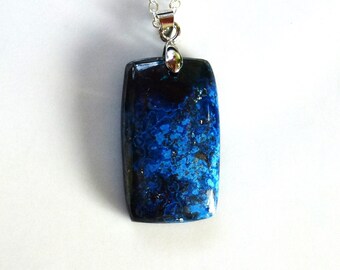 collier cabochon rectangle en véritable shattuckite (camaïeu bleu/noir) monté en pendentif sur une chaine et une bélière en métal argenté