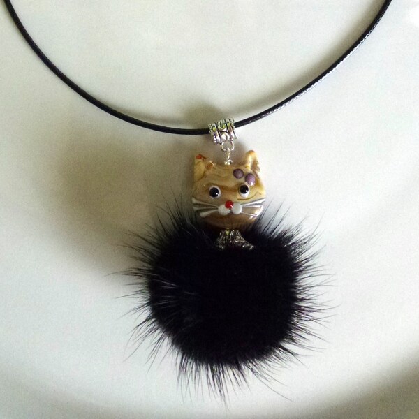 sautoir chat tête en perle de verre filé au chalumeau et corps pompon fourrure noire,cone métal argenté, monté sur cordon coton ciré noir