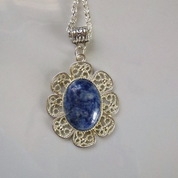 cabochon ovale en véritable sodalite bleue (pierre naturelle) monté en pendentif sur support et chaine en métal argenté, mousqueton