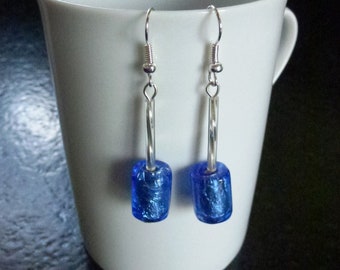 boucles d'oreilles perles cylindre en verre de Murano bleu/feuille argent,perles tube verre montés sur crochets en métal argenté, poussoirs