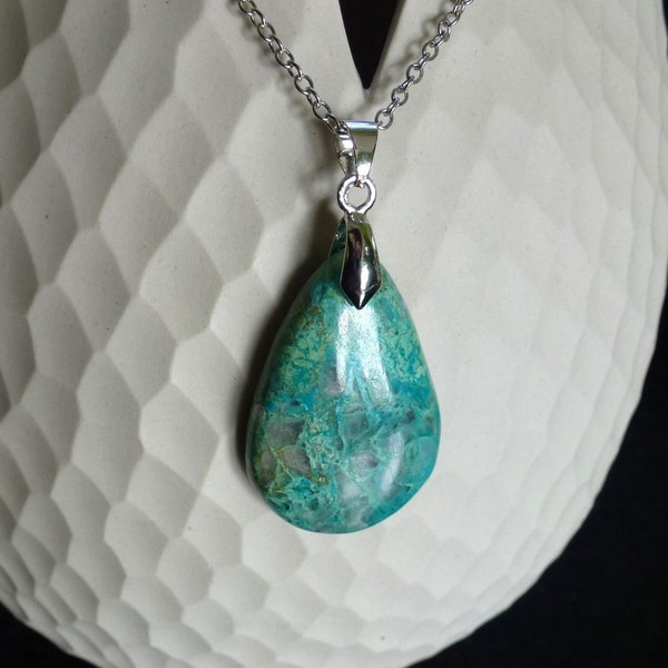 collier avec cabochon goutte en véritable chrysocolle (pierre naturelle vert/bleu) monté en pendentif sur bélière et chaine en métal argenté