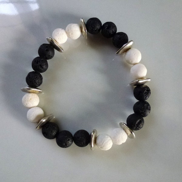 bracelet 19 cm en perles de lave rondes noires et blanches, perles rondelles asymétriques en métal argenté, montées sur fil élastique