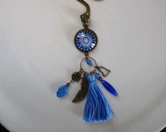 sautoir avec pendentif cabochon mandala bleu,perles verre + pompon bleus,breloques plume,coeur,fleur en métal bronze monté sur chaine bronze