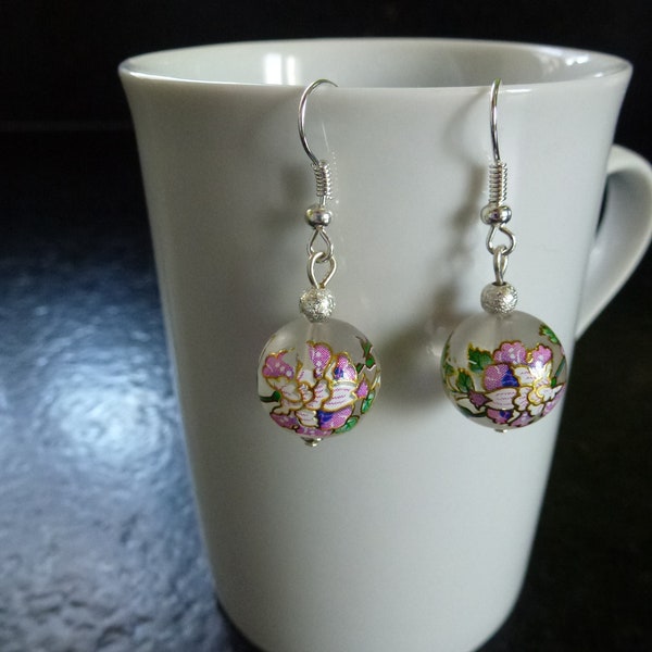 boucles d'oreilles perles tensha en verre givré translucide avec fleurs roses et blanches montées sur crochets en métal argenté