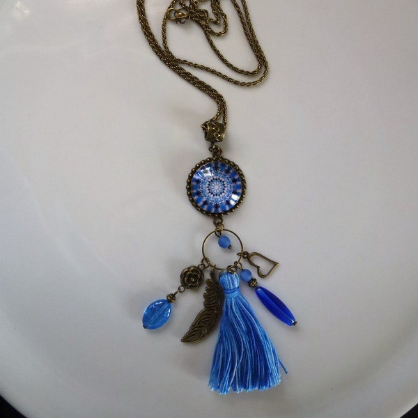 sautoir avec pendentif cabochon mandala bleu,perles verre + pompon bleus,breloques plume,coeur,fleur en métal bronze monté sur chaine bronze