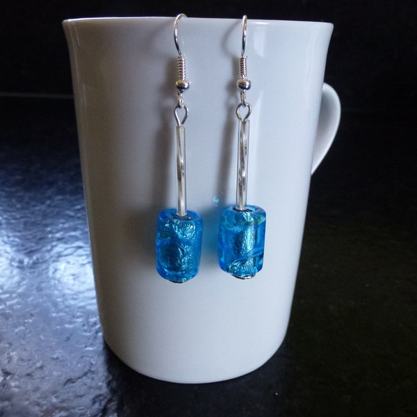 boucles d'oreilles perles cylindriques verre de Murano bleu/argent, perles tube verre argenté montées sur tiges et crochets en métal argenté