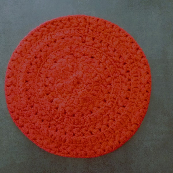 tapis rond épais couleur rouge Noël pour chat ou petit chien en laine feutrée, réalisé à la main au crochet (diamètre 45 cm)