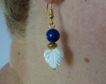 boucles d'oreilles avec perles rondes en lapis lazuli, perles toupies en métal doré et feuilles en nacre blanche, montées sur crochets dorés
