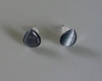 clous/puces avec des cabochons en forme de goutte oeil de chat gris (10 mm x 8 mm) montés sur support en métal argenté