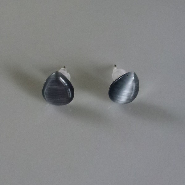clous/puces avec des cabochons en forme de goutte oeil de chat gris (10 mm x 8 mm) montés sur support en métal argenté