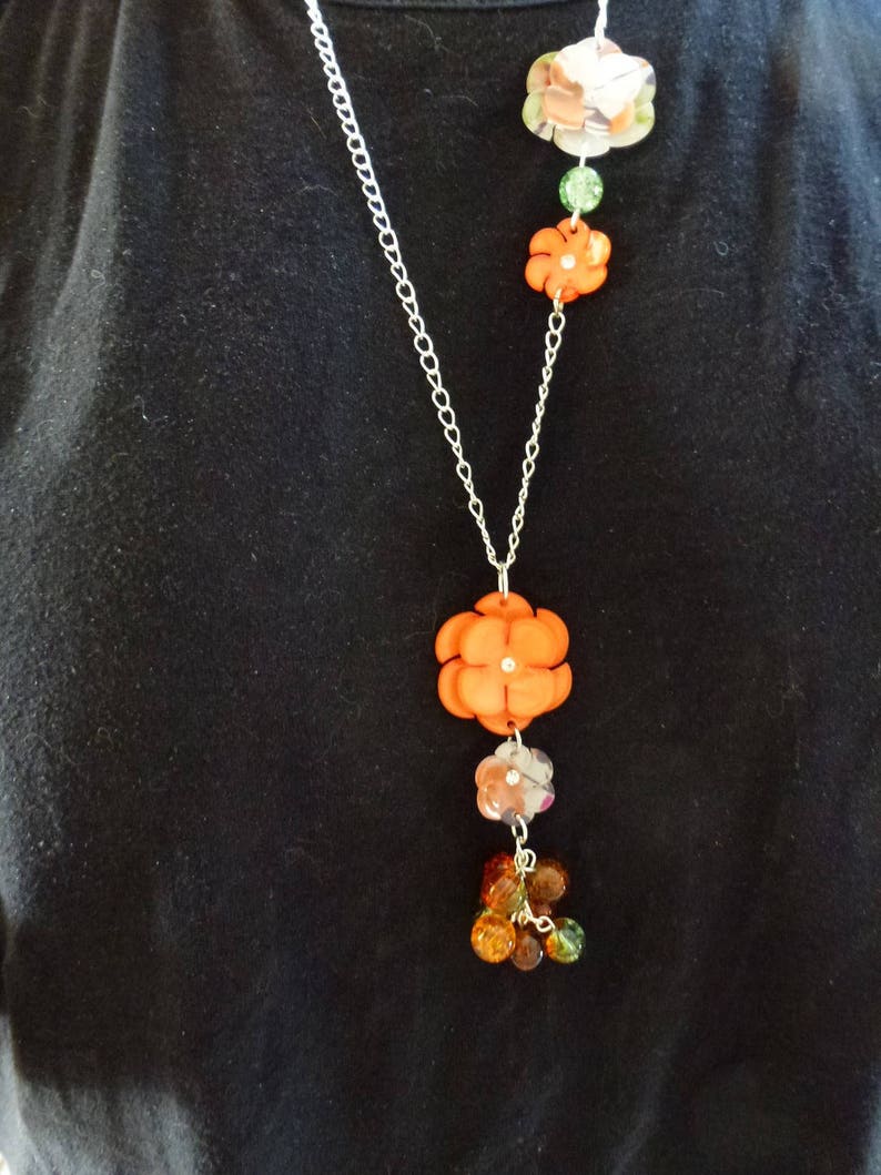 Necklace with beaded flowers in resin and beads Orange green and beige Crackle glass mounted on silver plated chain