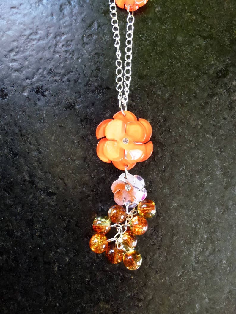Necklace with beaded flowers in resin and beads Orange green and beige Crackle glass mounted on silver plated chain