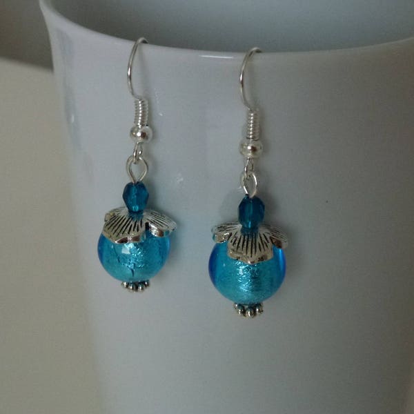 Boucles d'oreilles en véritables perles de Murano bleues et feuilles d'argent montées sur crochets argentés