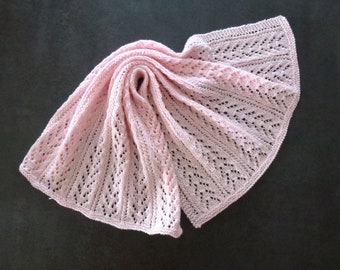 couverture bébé rose en tricot fait main, point fantaisie ajouré,  dimensions 49 cm x 73 cm