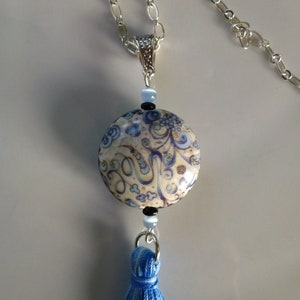 grosse perle porcelaine motifs bleus/beiges sur fond blanc,pompon,perles magiques et perles givrées,rondelles,montée en sautoir sur chaine image 5