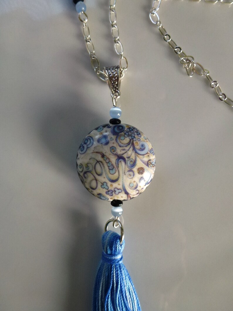 grosse perle porcelaine motifs bleus/beiges sur fond blanc,pompon,perles magiques et perles givrées,rondelles,montée en sautoir sur chaine image 5