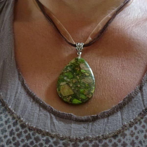 pendentif sea sediment jasper vert et beige monté sur cordon coton ciré et ruban organza marron