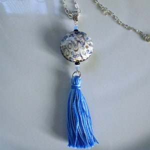 grosse perle porcelaine motifs bleus/beiges sur fond blanc,pompon,perles magiques et perles givrées,rondelles,montée en sautoir sur chaine image 4