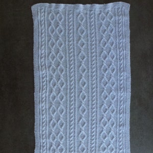 Babydecke im irischen Stich / Zopfmuster, handgestrickt aus Wolle großer Marken in der Farbe Hellblau (46 cm x 65 cm)