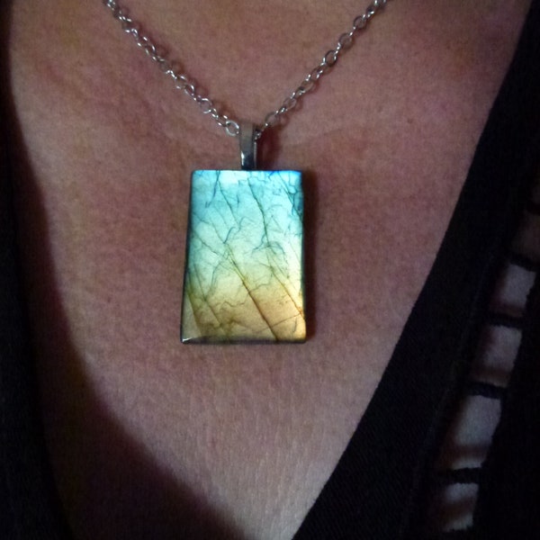 pendentif rectangle en véritable labradorite bleu/vert/jaune monté sur chaine en métal argenté, fermeture par mousqueton en métal argenté