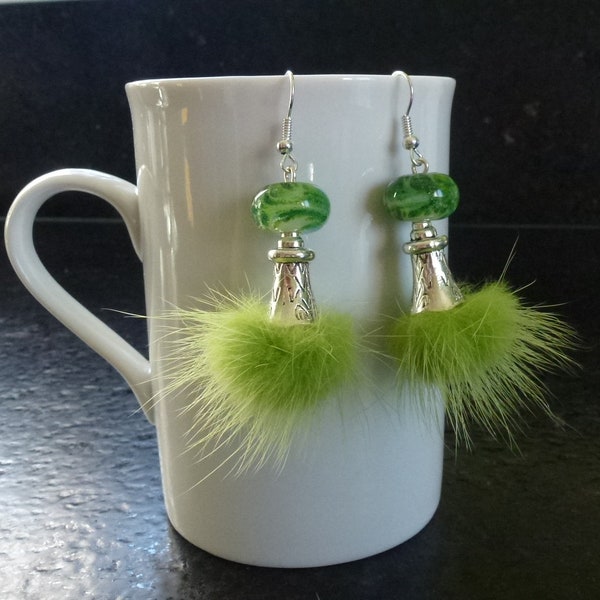 Boucles d'oreilles avec perles en verre filé vertes, coupelles en argent tibétain et pompons fourrure véritable verts montées sur crochets